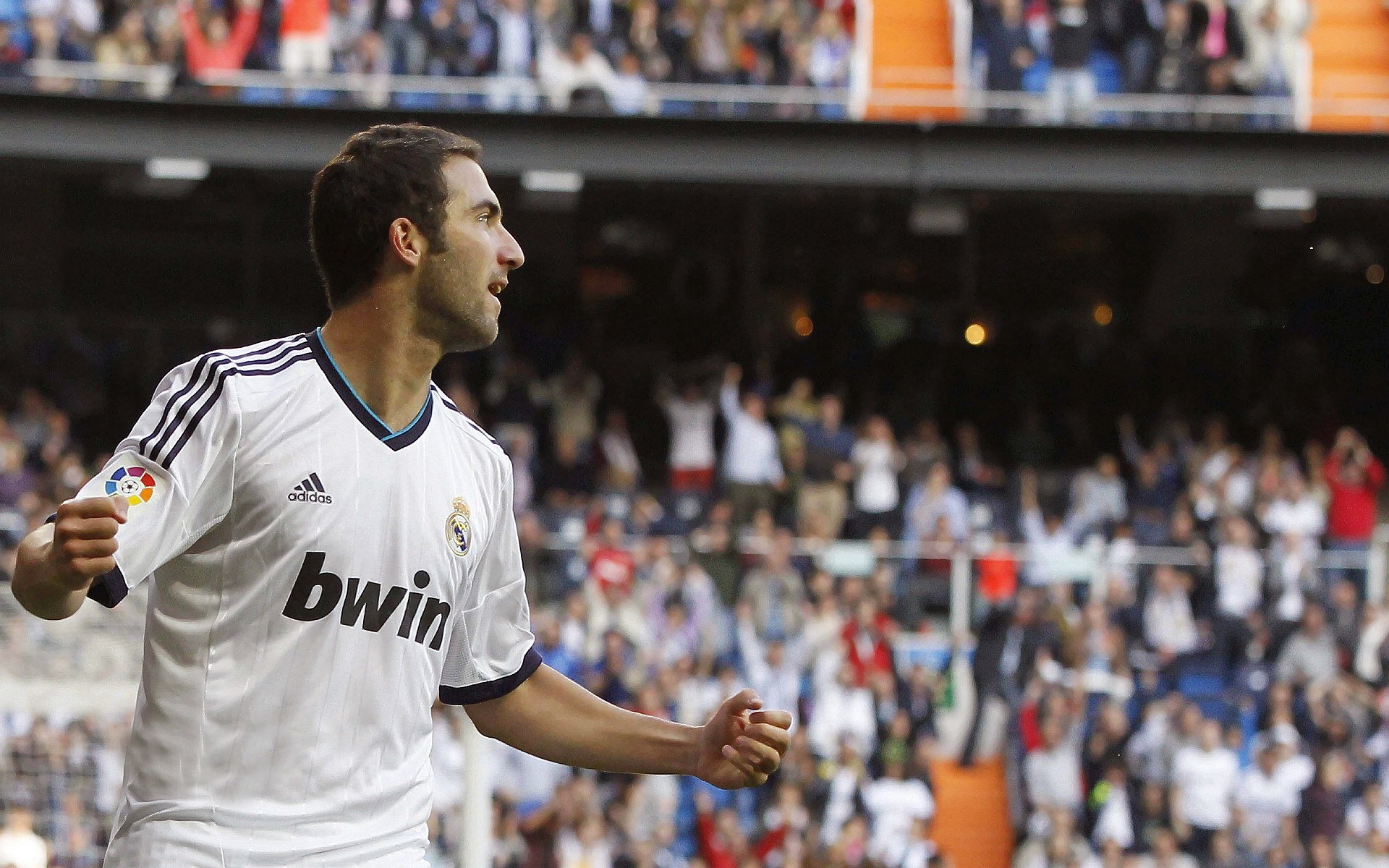 高水平比赛中明星球员们发挥亮眼，高水平运动员足球